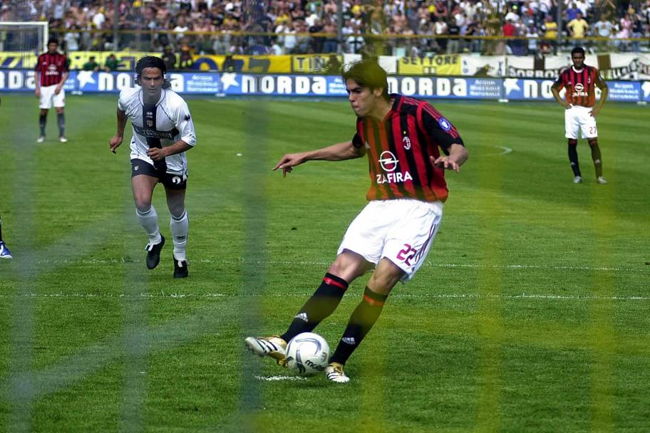 Il 7 maggio 2006 segna anche al Parma su rigore: chiuderà il campionato con 14 reti, record in maglia rossonera. LaPresse